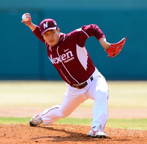 12일 오후 부산 사직야구장에서 열린 롯데와 넥센의 프로야구 시범경기에서 넥센 선발 투수 김병현이 역투하고 있다. 사직ㅣ박화용 기자 inphoto@donga.com 트위터 @seven7sola