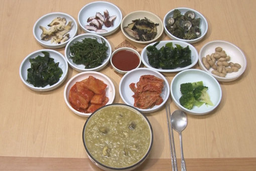 해녀가 채취한 전복을 이용해 만든 전복죽과 각종 해산물 반찬의 맛은 어떨까. 사진제공｜채널A