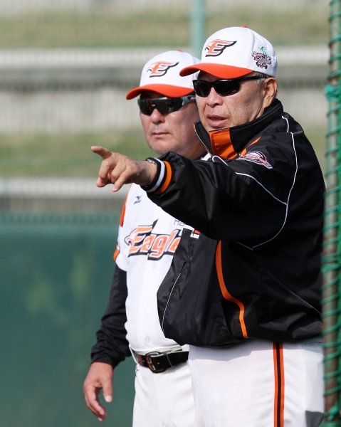 한화 김용룡 감독(앞)과 김성한 코치. 사진제공|한화 이글스