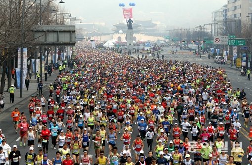 17일 오전 열린 2013 서울국제마라톤 겸 제84회 동아마라톤에서 참가자들이 서울 세종로를 힘차게 출발하고 있다. 동아일보 특별취재팀