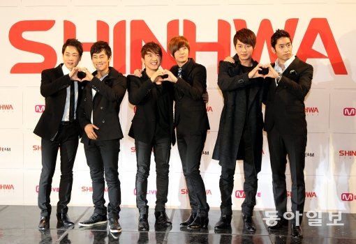 국내 최장수 아이돌 그룹 신화. 동아일보DB