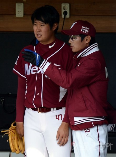 넥센 염경엽 감독(오른쪽)이 16일 삼성전에서 부진한 모습을 보인 이보근과 이야기를 나누고 있다. 시범경기에서 넥센은 불펜이 
무너지며 주변의 우려를 사고 있다. 대구｜김민성 기자 marineboy@donga.com 트위터 @bluemarine007