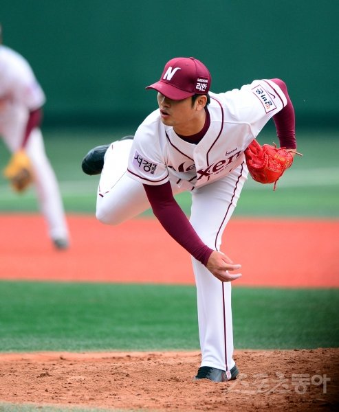 19일 오후 서울 목동야구장에서 열린 넥센과 SK의 프로야구 시범경기에서 넥센 투수 손승락이 9회초 마운드에 올라 투구하고 있다. 목동｜박화용 기자 inphoto@donga.com 트위터 @seven7sola