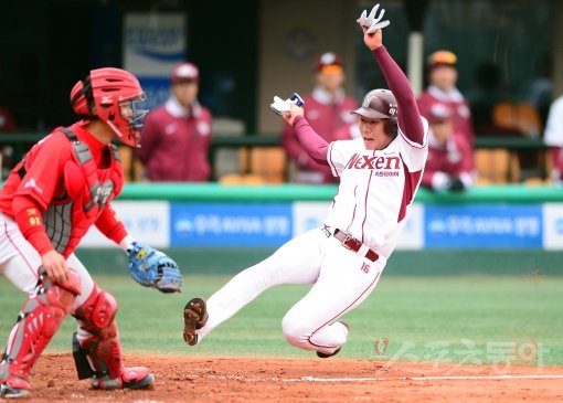 많은 도루를 기록해도 상대의 기동력을 묶지 못한다면, 그 팀의 뛰는 야구는 제로섬 게임일 뿐이다. 넥센 염경엽 감독은 더 많은
베이스를 훔치고, 아군의 베이스는 덜 내주는 야구를 지향한다. 넥센 강정호(오른쪽)가 19일 목동 SK전 3회말 맹렬히 홈으로
돌진하고 있다. 목동|박화용 기자 inphoto@donga.com 트위터@seven7sola