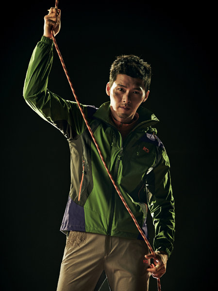 바람막이 재킷 ‘이지스’를 입은 K2의 모델 현빈. 황사, 바람이 잦은 봄철을 맞아 아웃도어 브랜드들이 방풍, 방수 효과가 뛰어난 바람막이 재킷을 대거 출시하며 소비자의 선택을 기다리고 있다. 사진제공|K2