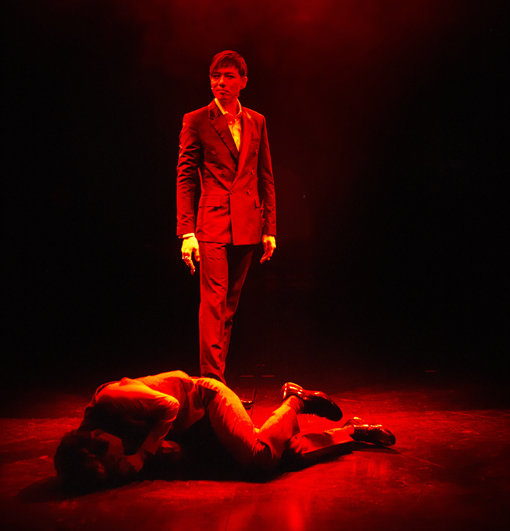 뮤지컬 ‘마마, 돈 크라이’는 두 명의 남자 주인공이 이끄는 단출한 작품이지만 감동이라는 치명적인 매력으로 관객을 사로잡는다. 극중 드라큘라 백작으로 열연중인 고영빈. 사진제공|설앤컴퍼니