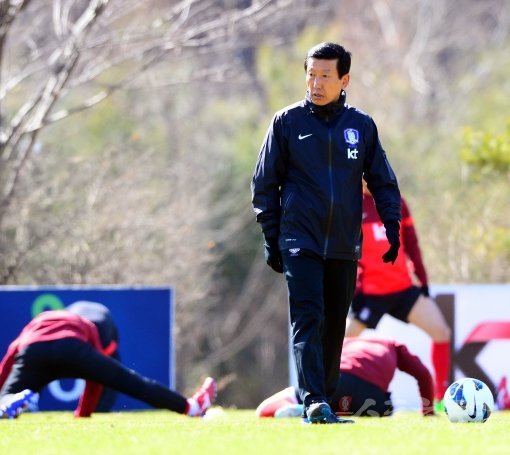 대표팀 최강희 감독이 카타르와 경기를 앞두고 ‘마이 웨이’를 선언했다. 최 감독이 선수들 훈련을 보며 생각에 잠겨 있다. 파주|박화용 기자