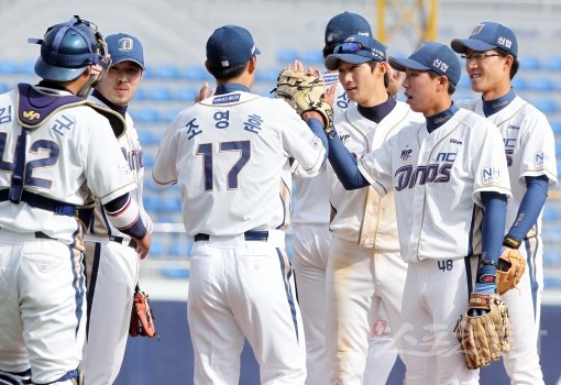 평생의 꿈이자 생업인 야구를 그만둬야 했다. 팀에서 밀려나 자리를 찾지 못하기도 했다. 그러나 NC 김경문 감독은 그들에게 다시
한번 뛰자고 손을 내밀었다. 그리고 절대 배신하지 않는 노력을 믿었다. 2013년, 이제 그라운드에 커다란 희망을 그릴 차례다.
스포츠동아DB