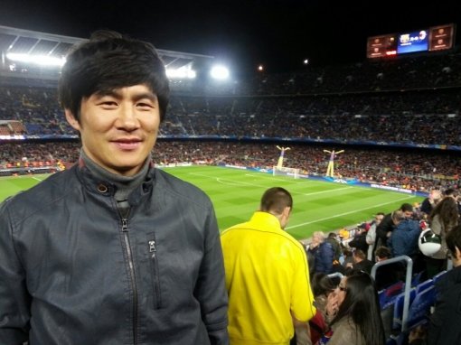 박건하 전 올림픽대표팀 코치는 바르셀로나-AC밀란의 유럽축구연맹(UEFA) 챔피언스리그 16강 2차전을 직접 관전한 뒤 깊은 인상을 받았다. 박 코치 뒤로 누 캄프를 가득 메운 관중들이 보인다. 사진제공|박건하