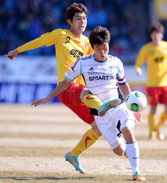 수원 삼성 김두현(앞). 스포츠동아DB