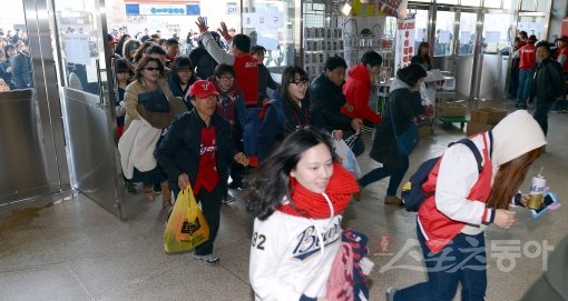 이제 시범경기도 새벽같이 줄을 서서 봐야 한다. 두산-LG전이 열린 24일 잠실구장. 출입문이 개방되자마자 미리 기다리고 있던 수많은 팬들이 좋은 자리를 차지하기 위해 한꺼번에 바삐 달려가고 있다. 잠실｜김종원 기자