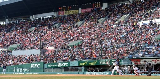 24일 서울 잠실야구장에서 열린 2013 프로야구 시범경기 LG트윈스 대 두산베어스 경기에 많은 관중이 입장해 경기를 관전하고 있다. 잠실|김종원기자 won@donga.com 트위터@beanjjun