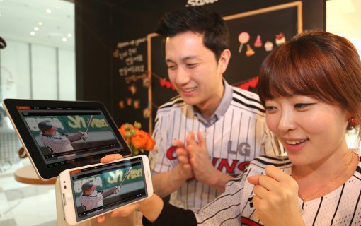 IT 기업들이 30일 개막하는 한국 프로야구의 동영상 서비스를 잇달아 제공하며 경쟁에 나섰다. 언제 어디서나 끊김 없이 야구 경기를 볼 수 있는 LG유플러스의 모바일 IPTV 서비스 ‘U+ HDTV’. 사진제공|LG유플러스