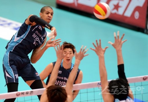 28일 오후 인천 도원체육관에서 열린 ‘2012-2013 NH농협 V리그’ 인천 대한항공과 대전 삼성화재의 챔피언결정전 3차전 경기에서 삼성화재 레오가 대한항공 블로커를 피해 스파이크를 날리고 있다. 인천｜김민성 기자 marineboy@donga.com 트위터 @bluemarine007