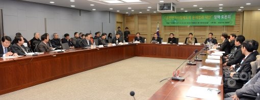 자동차운전전문학원에서도 운전면허 학과시험을 볼 수 있도록 한 도로교통법 일부 개정법률안이 국회에서 발의됐다. 지난 2월13일 국회 의원회관 세미나실에서 열린 ‘운전면허시험제도의 문제점과 대안’ 정책 토론회. 스포츠동아DB