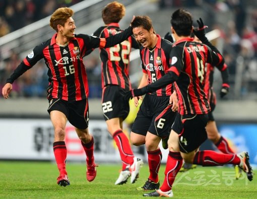 포항과 서울이 AFC 챔피언스리그 한일전에서 나란히 이겼다. 산프레체 원정에서 이긴 포항은 대회 첫 승을, 센다이를 홈으로 
불러들인 서울은 2승째를 거뒀다. 서울 결승골의 주인공 김진규(6번)가 동료들의 축하를 받는 모습. 상암｜박화용 기자 
inphoto@donga.com 트위터 @yoshike3