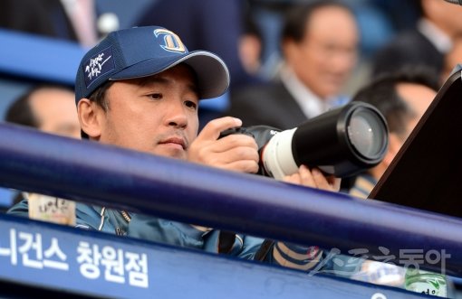 NC 김택진 구단주가 마산구장에서 열린 롯데와의 창단 첫 1군 경기를 카메라까지 들고 와 진지하게 눈에 넣고 있다. 창원｜김종원 기자