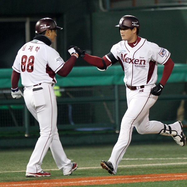 ‘2012년은 박병호, 2013년은 이성열?’ 넥센 이성열(오른쪽)이 2일 목동 LG전 2회말 1사 1·2루서 주키치를 상대로 선제 결승 좌월3점홈런을 터뜨린 뒤 심재학 코치의 환영 속에 3루를 돌고 있다. 사진제공|스포츠코리아