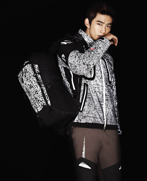 야간산행은 ‘힐링 등산에 최고봉’이라 불릴 만큼 색다른 매력이 있지만 그만큼 부상의 위험도 높아 주의해야 한다. 야간산행 땐 방수재킷 및 야광재킷 등 위험을 최소화 하는 장비가 필요하다. 네파의 리플렉트 방수재킷은 기하학적인 빛 반사 소재를 적용해 야간산행에 안성맞춤이다. 사진제공｜네파