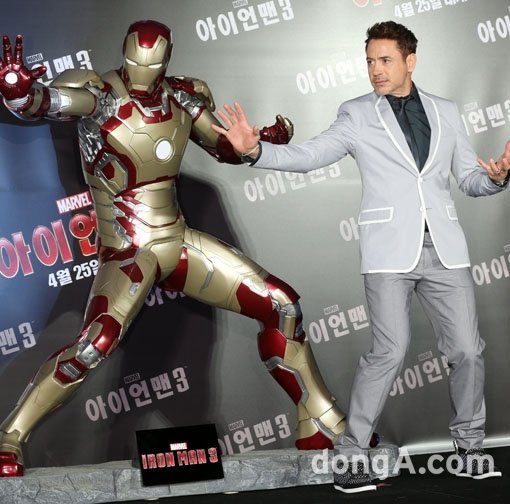 할리우드 스타 로버트 다우니 주니어가 4일 여의도 콘래드서울 호텔에서 열린 영화 ‘아이언맨3’ 기자간담회에서 포토타임을 갖고 있다. 국경원 기자 onecut@donga.com