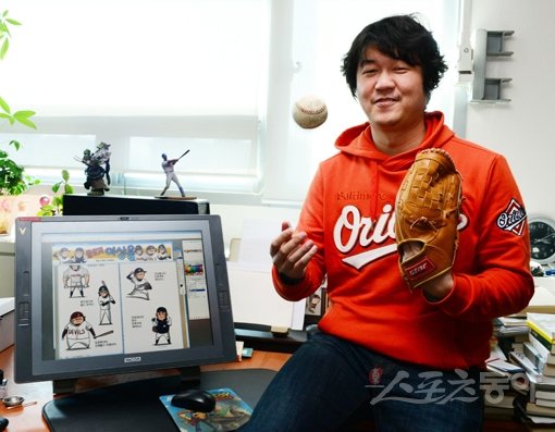 “작가이기 전에 열혈 야구팬”이라는 최훈 작가는 작업실에 늘 글러브, 배트, 공을 구비해 놓고 있을 정도로 야구를 사랑하는 마니아다. 최 작가는 8일부터 자신의 첫 야구 장편만화 ‘클로저 이상용’으로 스포츠동아 독자들과 만난다. 부천｜박화용 기자 inphoto@donga.com 트위터 @seven7sola