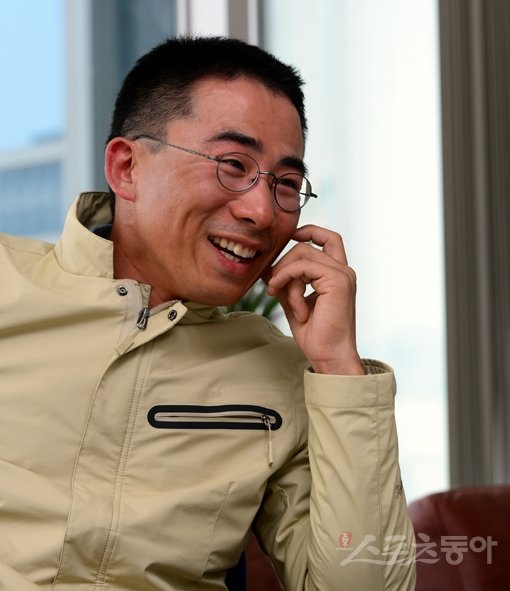 남영호 대장이 39일 간의 엠티쿼터 횡단기와 사막탐험의 매력에 대해 설명하고 있다. 김민성 기자 marineboy@donga.com 트위터 @bluemarine007