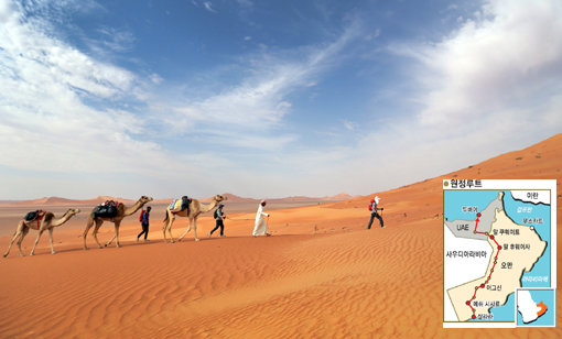 오만 ‘람라트 알 가르바니야트’ 지대를 통과하고 있는 남영호 대장의 코오롱스포츠 챌린지팀 원정대. 2월 18일 오만의 살랄라를 출발한 원정대는 39일 만인 3월 28일 아랍에미리트의 리와까지 1000km에 달하는 엠티쿼터 사막을 세계 최초로 도보횡단하는 위업을 달성했다. 사진제공|KBS촬영팀