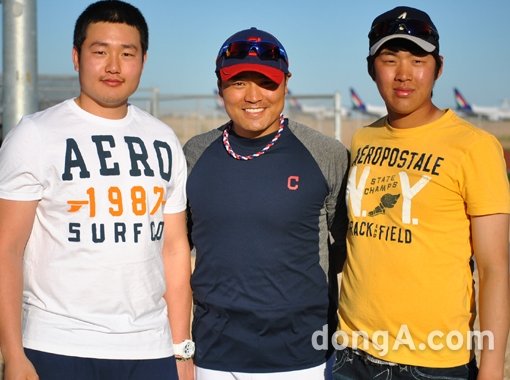 추신수(가운데)가 클리블랜드 시절이던 지난해 후배들인 최지만(왼쪽), 김선기와 함께 포즈를 취한 모습. 동아닷컴 DB