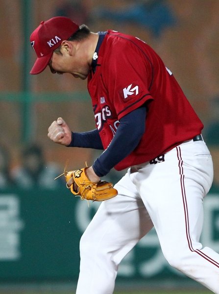 KIA 김진우가 5일 사직 롯데전에 선발 등판해 6회 2사 2루 위기를 삼진으로 벗어난 뒤 포효하고 있다. 사진제공｜스포츠코리아