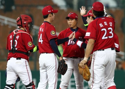 1루수 최희섭(23번), 포수 차일목(왼쪽 끝) 등 KIA 선수들이 5일 사직 롯데전에서 9-3으로 승리한 뒤 마운드에 모여 기쁨을 나누고 있다. 사진제공｜스포츠코리아