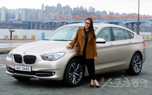 서울 한강시민공원에서 BMW 그란 투리스모와 함께 한 피아니스트 손열음. ‘내게 차는 제 2의 집’이라는 손열음은 편안한 일상 
중에 문득 여행을 떠나고 싶게 만드는 차와 같은 음악을 연주하는 피아니스트이다.김민성 기자 marineboy@donga.com 
트위터 @bluemarine007