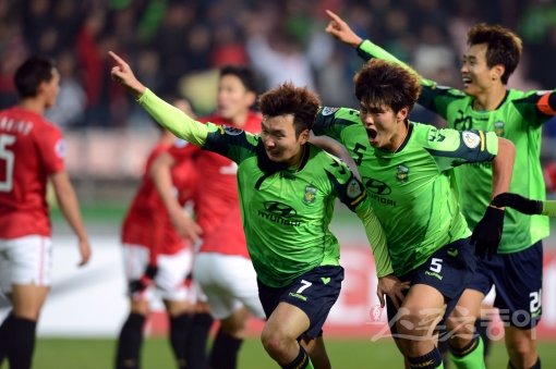 전북현대 서상민(맨 왼쪽)이 9일 열린 우라와 레즈와 AFC 챔피언스리그 홈경기에서 종료직전 극적 동점골을 터뜨린 뒤 동료들과 환호하고 있다. 전주|김민성 기자 marineboy@donga.com 트위터@bluemarine007