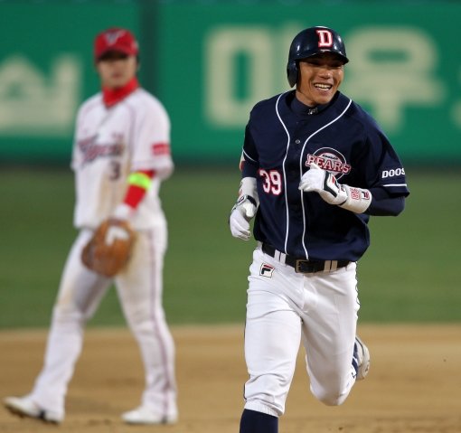 두산 이종욱이 9일 광주 KIA전 2회 역전 우월3점홈런을 터뜨린 뒤 베이스를 돌고 있다. 두산은 4홈런을 포함한 장단 17안타로 KIA 마운드를 허물어뜨렸다. 사진제공｜스포츠코리아