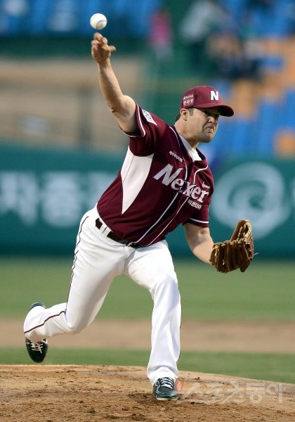 넥센 외국인투수 나이트는 각고의 노력 끝에 싱커를 익혀 야구인생의 전기를 마련했다. 새 구종을 익히기까지는 3년의 ‘숙성시간’이 필요한데, 그것을 견딜 수 있느냐는 온전히 투수의 몫이다. 스포츠동아DB