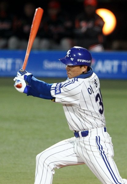 한국프로야구 개인통산 최다홈런에 이제 5개만 남았다. 시즌 초반 깊은 부진에 빠졌던 삼성 이승엽이 10일 대구 한화전 6회말 1사 1·2루서 바티스타를 상대로 시즌 1호인 우중월3점홈런을 날리고 있다. 은퇴한 양준혁이 보유한 통산 최다홈런 351개에 5개차로 따라붙는 한방이었다. 사진제공|스포츠코리아