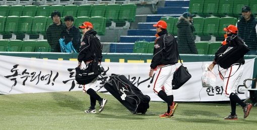 좀처럼 끝이 보이지 않는 긴 터널 같다. 개막 이후 단 1승도 거두지 못하고 9연패에 빠진 한화 선수단이 10일 대구 삼성전을 마친 뒤 풀 죽은 모습으로 경기장을 빠져나가고 있다. 신생팀 NC도 이날 LG에 또 다시 무릎을 꿇고 창단 7연패를 기록했다. 사진제공|스포츠코리아