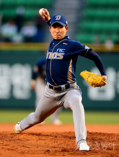 NC 이재학이 11일 잠실 LG전에서 역투하고 있다. 이승학은 시즌 첫 등판에서 6이닝 무실점의 쾌투로 팀의 1군 무대 첫 승을 책임졌다. 잠실|박화용 기자 inphoto@donga.com 트위터@seven7sola