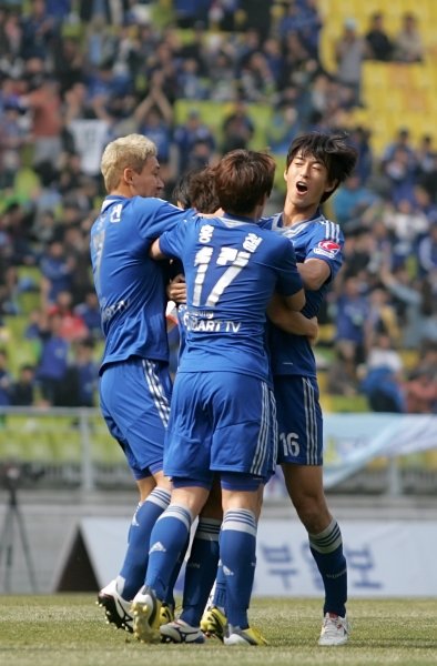 수원 삼성이 가장 높았다. 프로축구연맹이 사상 처음으로 구단별 연봉 총액을 공개한 가운데 수원은 연봉 총액(90억6742만원)과 1인당 평균 연봉(2억9249만원)이 가장 높은 것으로 나타났다. 사진제공|수원삼성