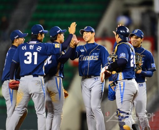 ‘바로 이 느낌이야!’ NC 선수들이 11일 잠실 LG전에서 4-1로 이긴 뒤 마운드에 모여 하이파이브를 나누며 창단 첫 승의 기쁨을 만끽하고 있다. 올 시즌 1군 무대에 진입한 막내구단 NC는 8경기 만에 첫승을 신고했다. 잠실｜박화용 기자 inphoto@donga.com 트위터@seven7sola