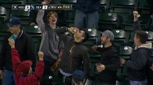 맥주 컵으로 파울볼을 받는 관중의 모습. 사진=해당 경기 캡처