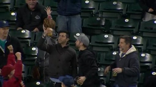 맥주 컵으로 파울볼을 받는 관중의 모습. 사진=해당 경기 캡처