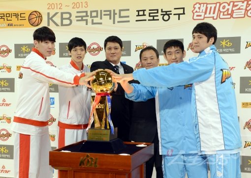 12일 잠실학생체육관에서 열린 ‘2012∼2013 KB국민카드 프로농구’ 챔피언 결정전 미디어데이에 참석한 SK와 모비스 감독 및
 선수들이 우승 트로피에 손을 올려 놓고 필승을 다짐하고 있다. 왼쪽부터 최부경, 김선형, 문경은 감독(이상 SK), 유재학 
감독, 양동근, 함지훈(이상 모비스).잠실｜김종원 기자 won@donga.com 트위터 @beanjjun