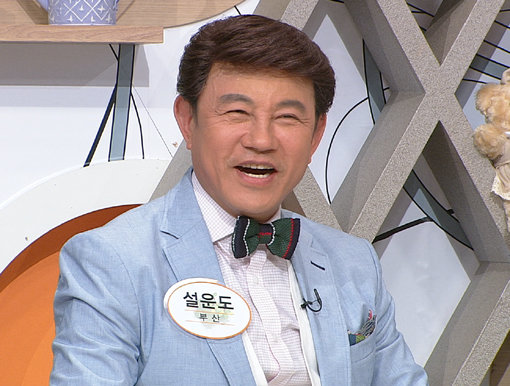 채널A ‘이제 만나러 갑니다’에 출연한 가수 설운도가 북한 주민들 사이에서 자신이 인기 스타라는 말에 미소 짓고 있다. 사진제공｜채널A