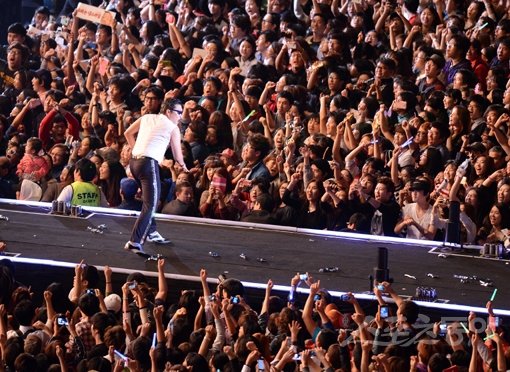 이번엔 ‘젠틀맨’이다! 싸이가 신곡 ‘젠틀맨’을 12일 전 세계 119개국에서 공개한 가운데 ‘지상 최대의 쇼’를 방불케 하는 대규모 콘서트를 펼친다. 사진은 지난해 10월 서울광장에서 열린 싸이 콘서트. 스포츠동아 DB