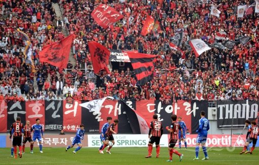 수원과 서울의 중흥기를 이끌었던 김호 전 수원감독과 조광래 전 서울감독에게 과거 슈퍼매치의 뒷이야기를 들어봤다. 관중들로 발 디딜 틈이 없었던 작년 수원에서 열린 슈퍼매치 모습. 스포츠동아DB