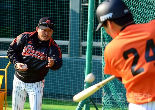 넥센에서 홈런왕 박병호와 신인왕 서건창의 성장을 도운 박흥식 롯데 타격코치(왼쪽). 올해 그는 롯데 선수들의 성장도우미로 나섰다.
 박 코치가 김문호의 토스배팅을 돕기 위해 볼을 던져주고 있다. 김민성 기자 marineboy@donga.com 트위터 
@bluemarine007