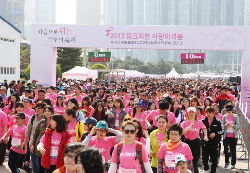 14일 핑크리본 사랑마라톤 참가자들이 출발장소인 부산광역시 요트경기장 광장을 나서고 있다. 사진제공｜아모레퍼시픽