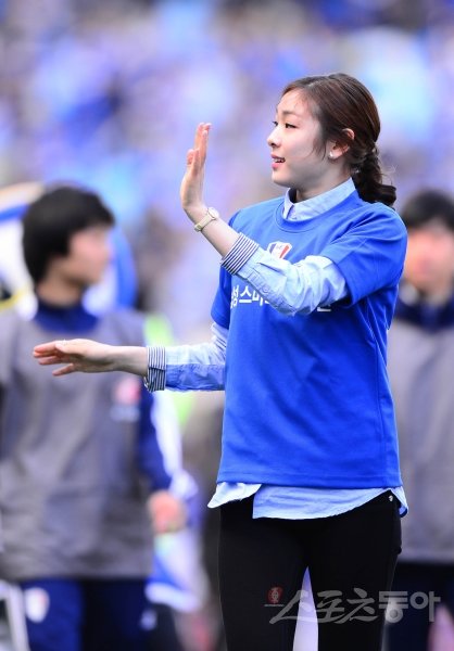 시축자로 나선 김연아.                 수원｜박화용 기자