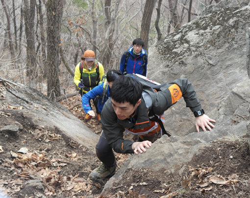 블랙야크가 12일 남양주시 축령산에서 120:1의 경쟁을 뚫고 올라온 입사 지망자들을 대상으로 산행면접을 실시했다. 산행면접에서는 등반체험, 필기, 매듭과제, 자연물을 이용한 조별미션, 텐트 치기 등 다양한 항목을 테스트했다. 정상을 향해 가파른 경사를 오르고 있는 산행면접자들. 사진제공｜블랙야크