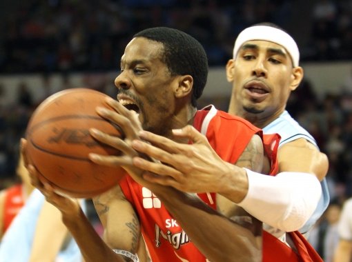 모비스가 SK와의 챔피언결정전에서 2연승할 수 있었던 것은 상대의 주득점원인 애런 헤인즈(왼쪽)를 봉쇄한 덕분이다. 분위기 반전이 필요한 SK 처지에서는 앞으로 헤인즈의 활용법을 찾는 것이 급선무다. 사진제공｜KBL